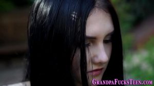 Cô gái tuổi teen bị ông chú nhiếp ảnh gia chịch cho tơi bời