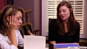 Nhỏ sinh viên liếm bởi cô gia sư ngực to ,đồng tính nữ