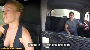 Bigtit tóc vàng lái xe taxi âm hộ bị đập bởi hành khách