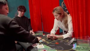 Cô nhân viên sòng bài bị địt từ phía sau