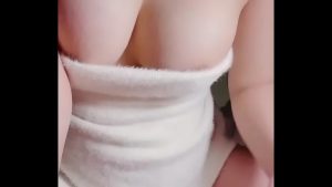 Gái dâm khoe ngực tròn xinh